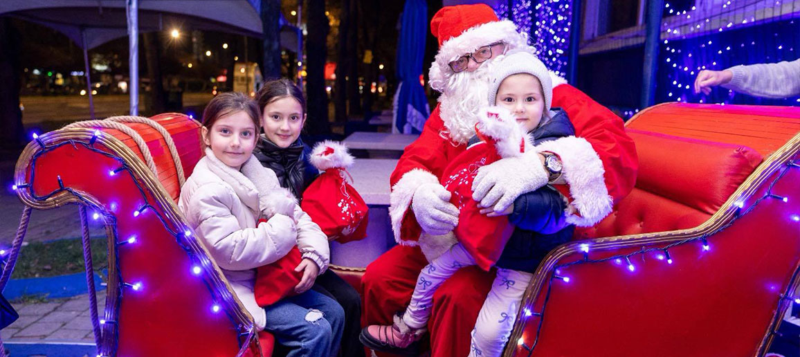 ДЕДО МРАЗ ДОНЕСЕ ПАКЕТЧИЊА, РАДОСТ И НАСМЕВКИ ЗА ДЕЧИЊАТА НА УНИВЕРЗИТЕТ СКОПЈЕ