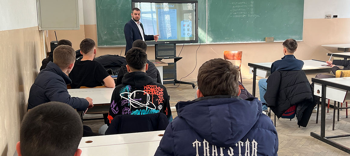 Енергија, амбиција и многу прашања, така изгледаше денешната средба во СУГС „8ми Септември“ - Скопје